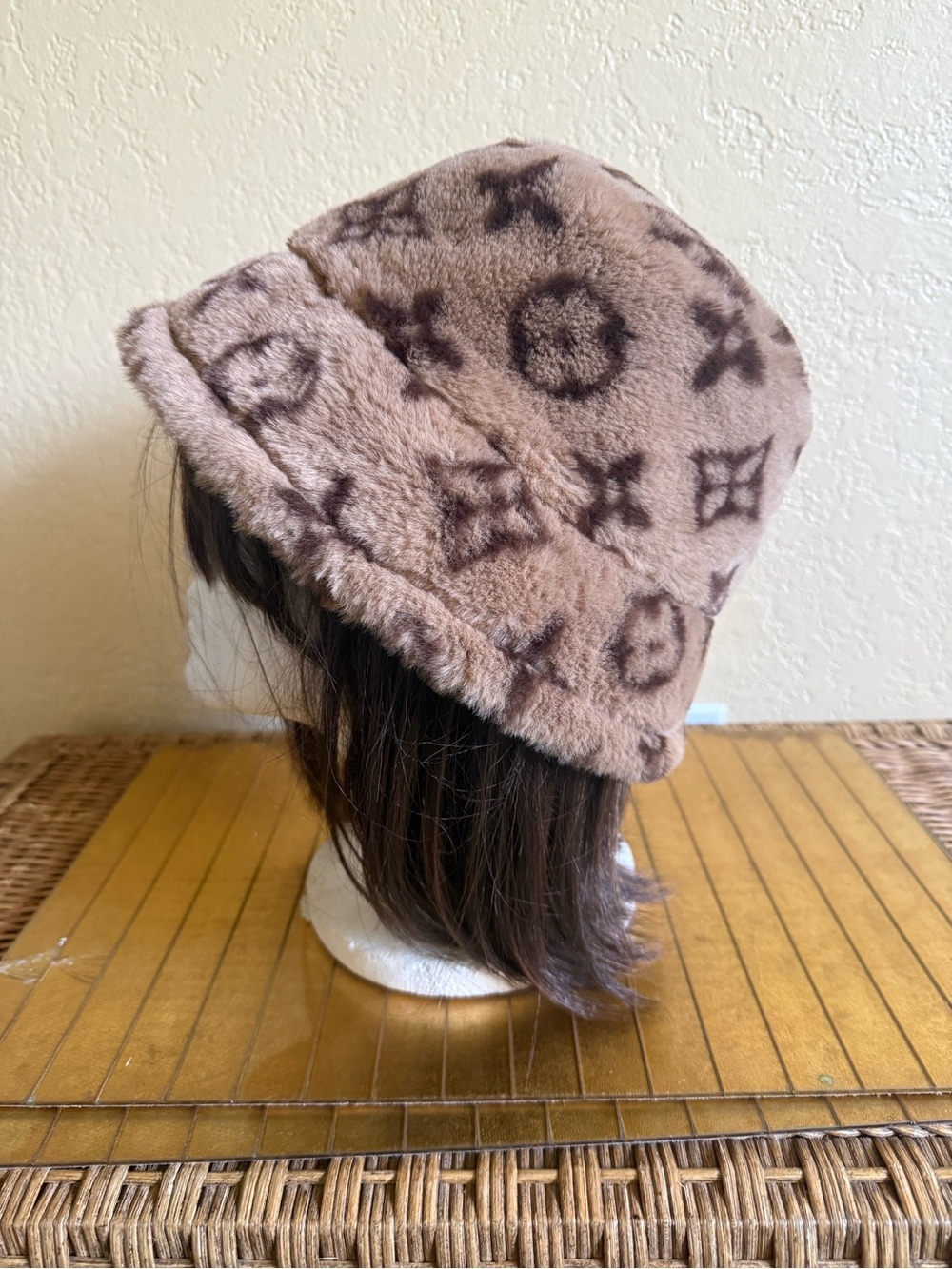 ♥️ adorable faux  fur bucket hat cream brown♥️